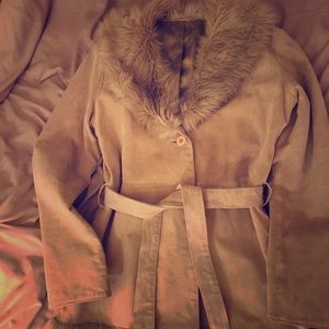 Cute Suede 🧥 tan/natural jacket, faux fur collar